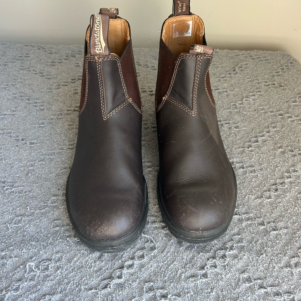 Blundstone Brown Leather Chelsea Boots with Elastic Panels